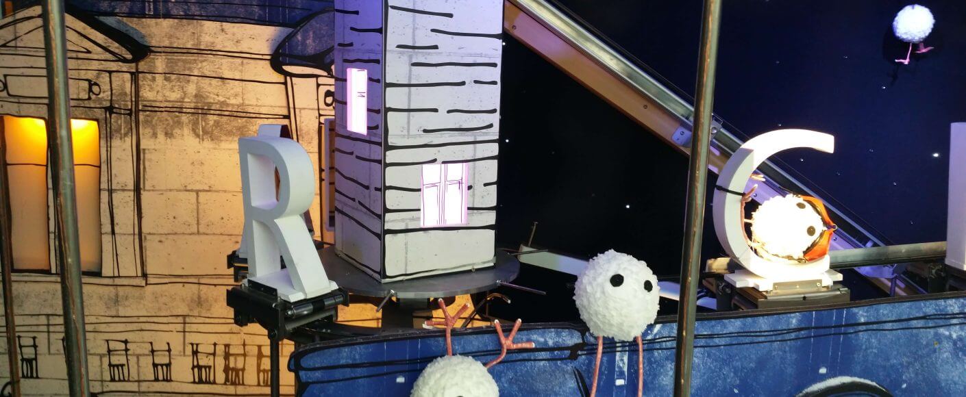 HepcoMotion - HepcoMotion enchants Parisian shoppers with a festive window display